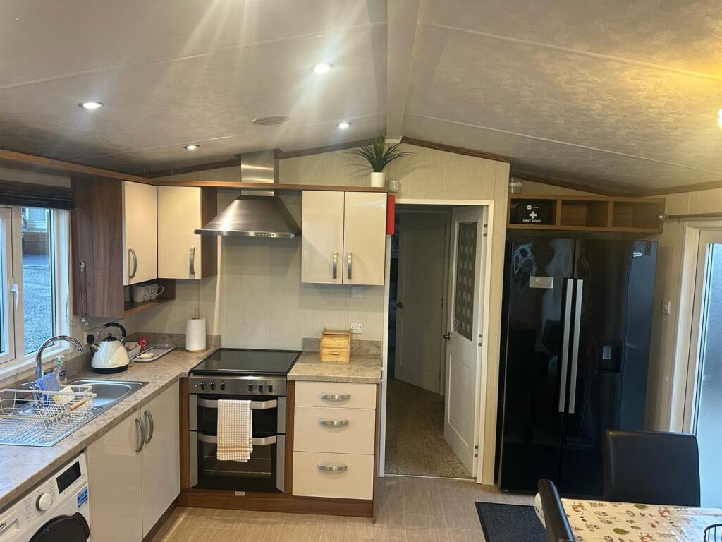 Kitchen 1.jpg