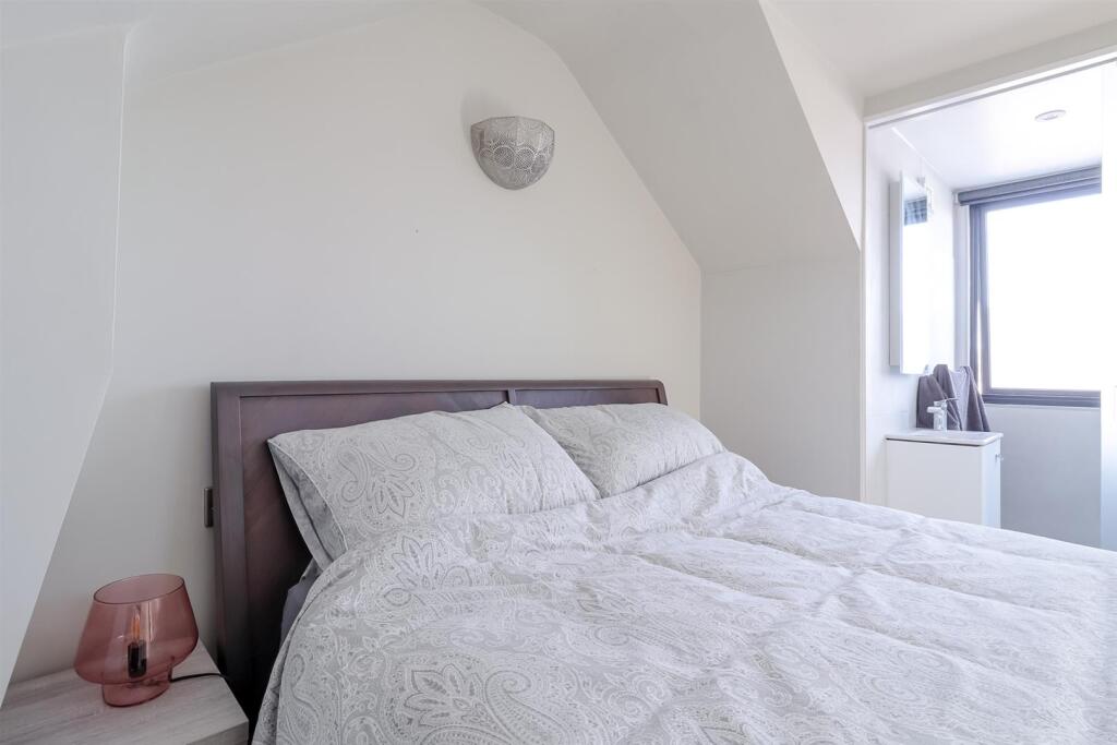 Bedroom 1 (4).jpg