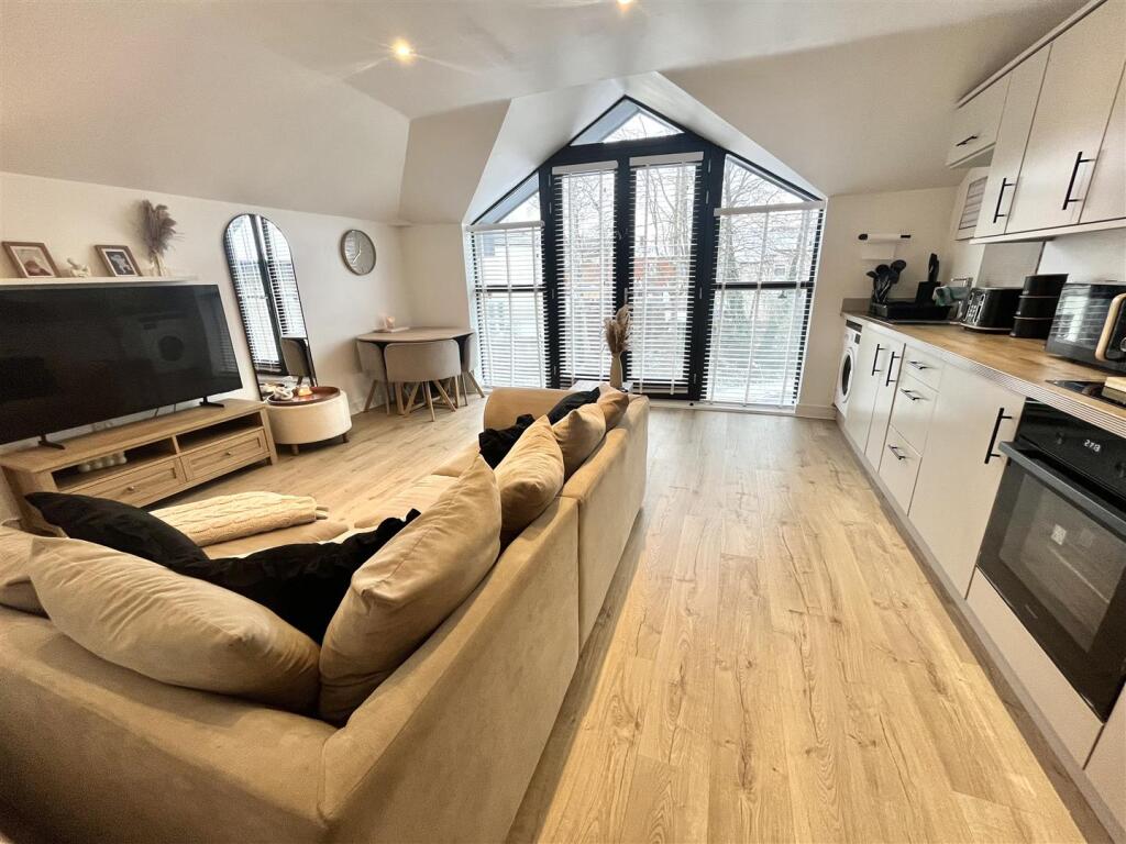 Lounge/ Dining Kitchen: