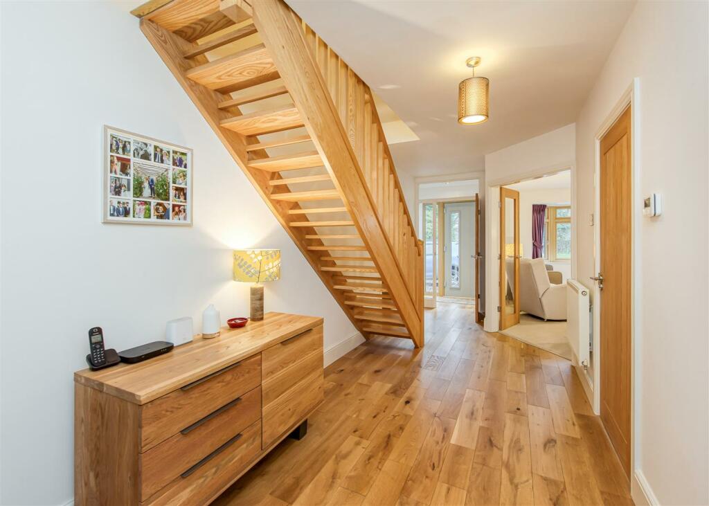 59 Elliotts Lane-hall.jpg