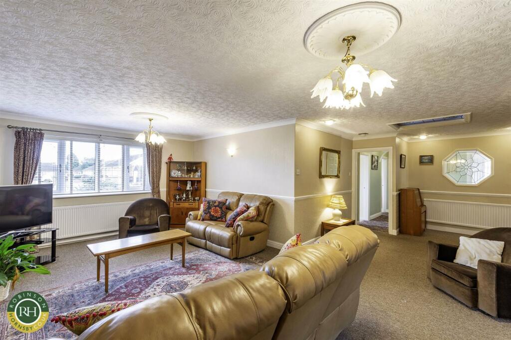 LOUNGE/DINING