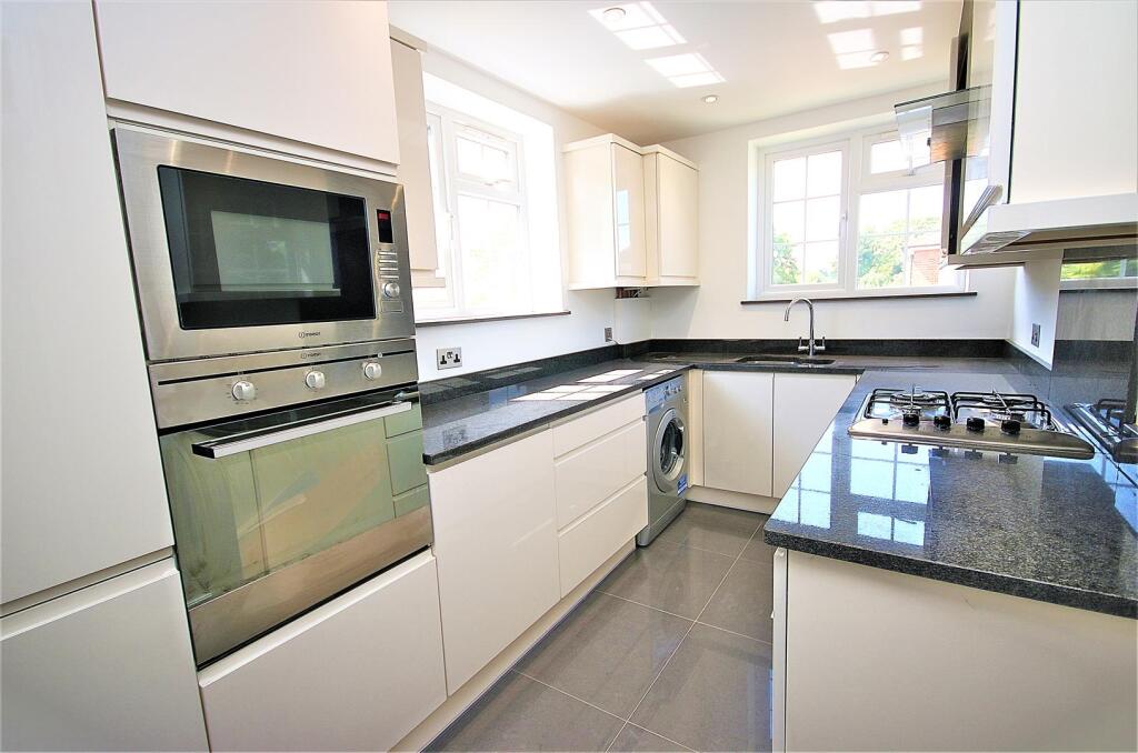 LUXURY FITTED KITCHEN/DINER: