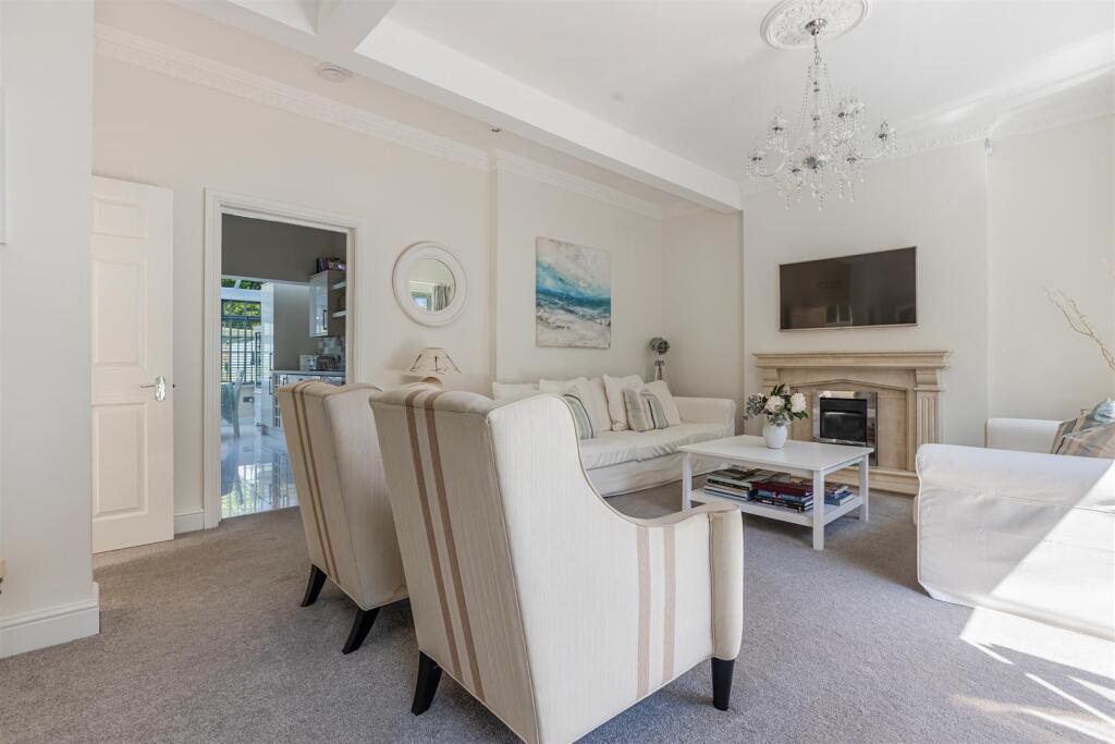 A16 - The Hamptons, Torquay - 250429.jpg