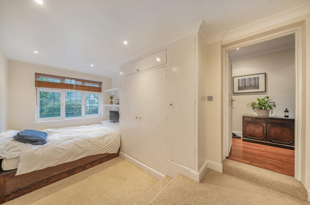 1384081-18-693198...