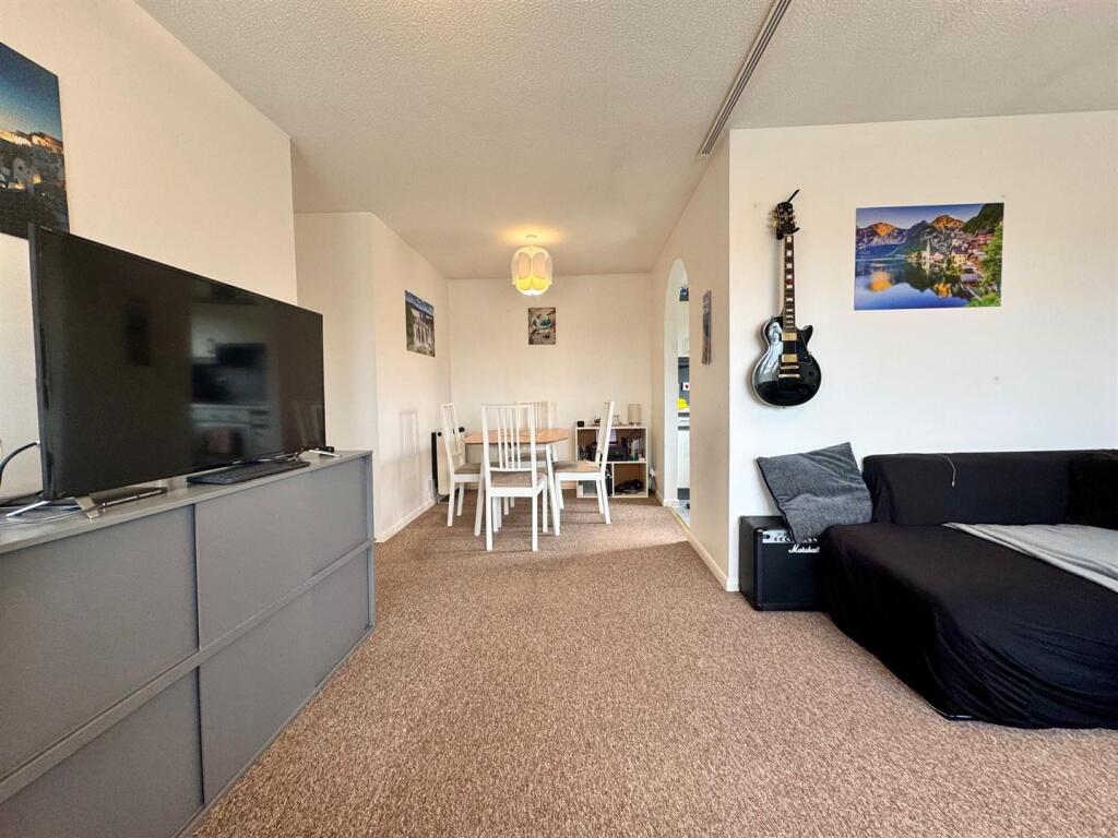 lOUNGE 2.jpg
