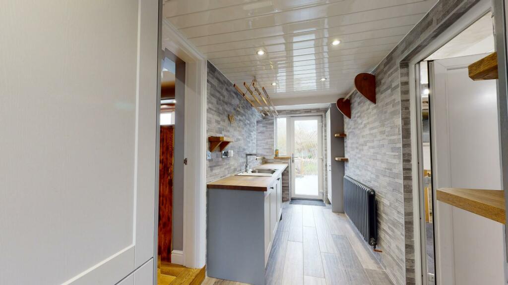 SIDE PORCH/UTILITY
