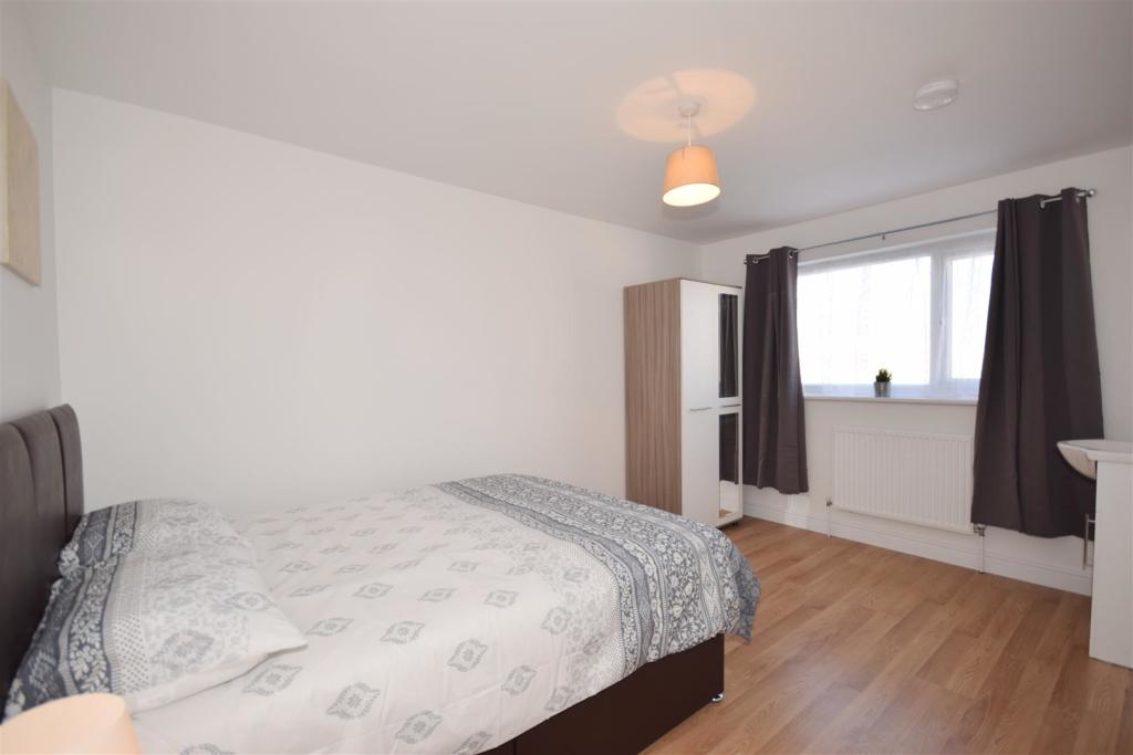 BED/SITTING ROOM
