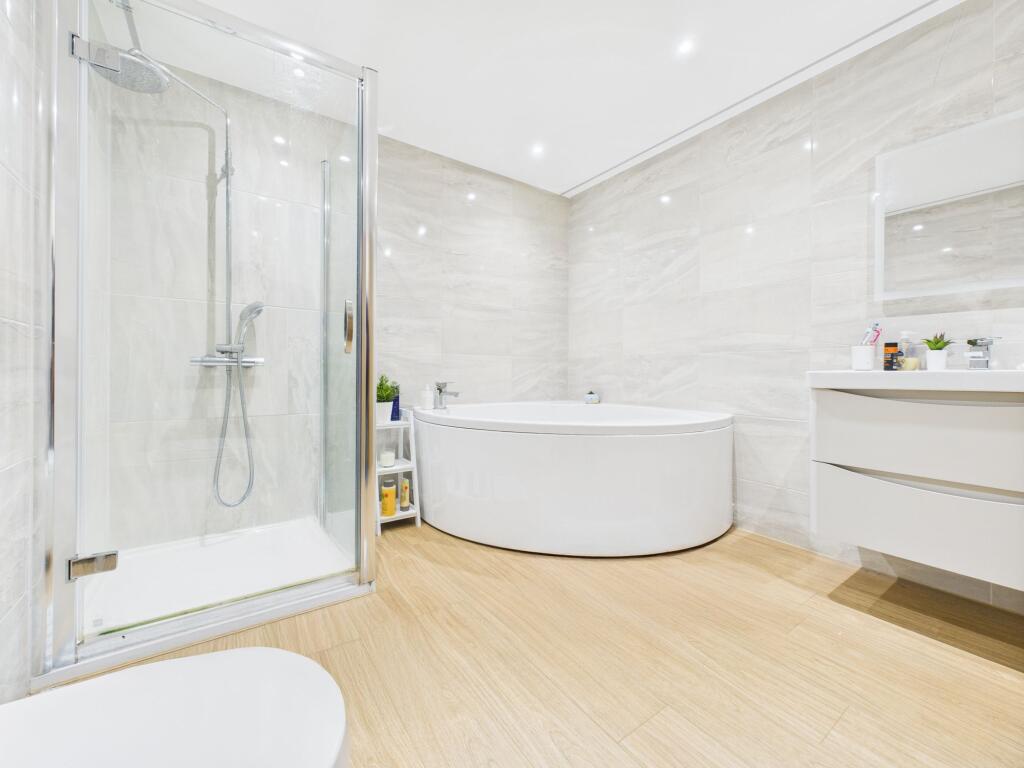 Bathroom (First Floor