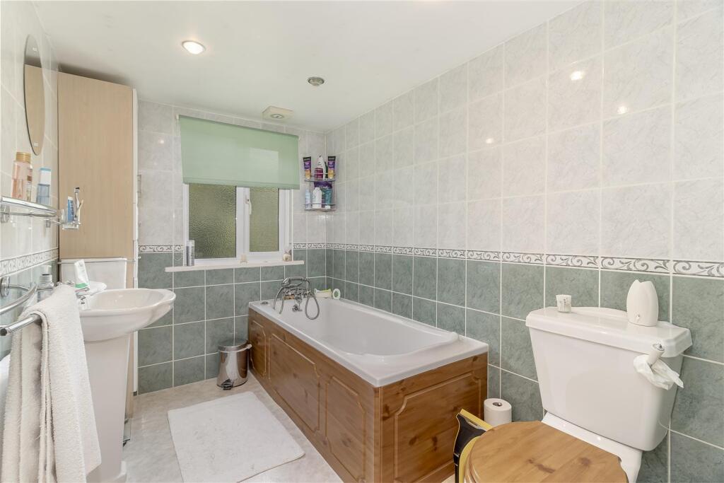 Bedroom 1 Ensuite.jpg