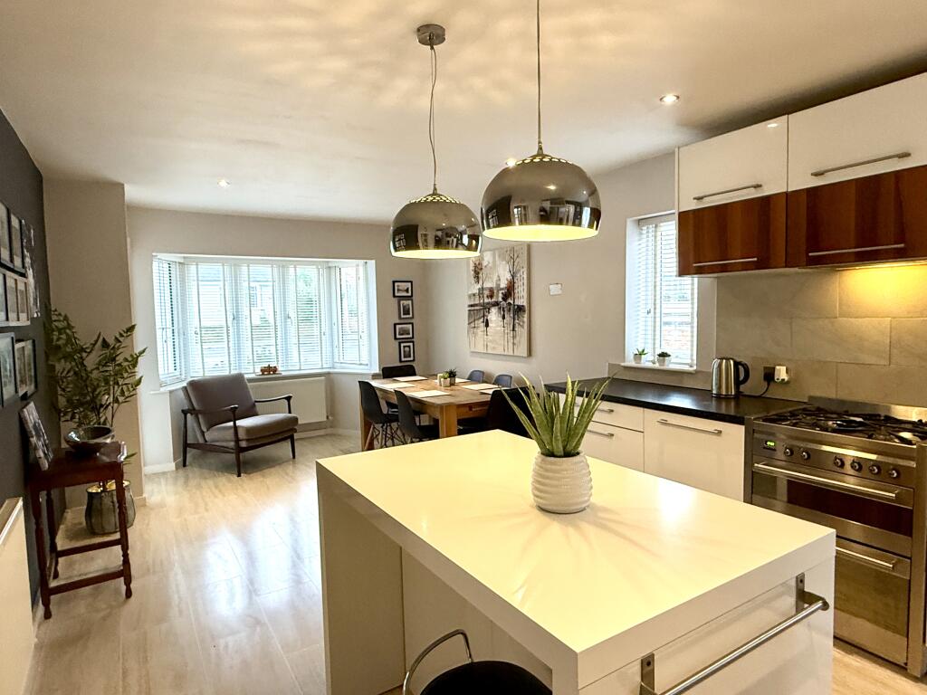 Kitchen/ Dining Room