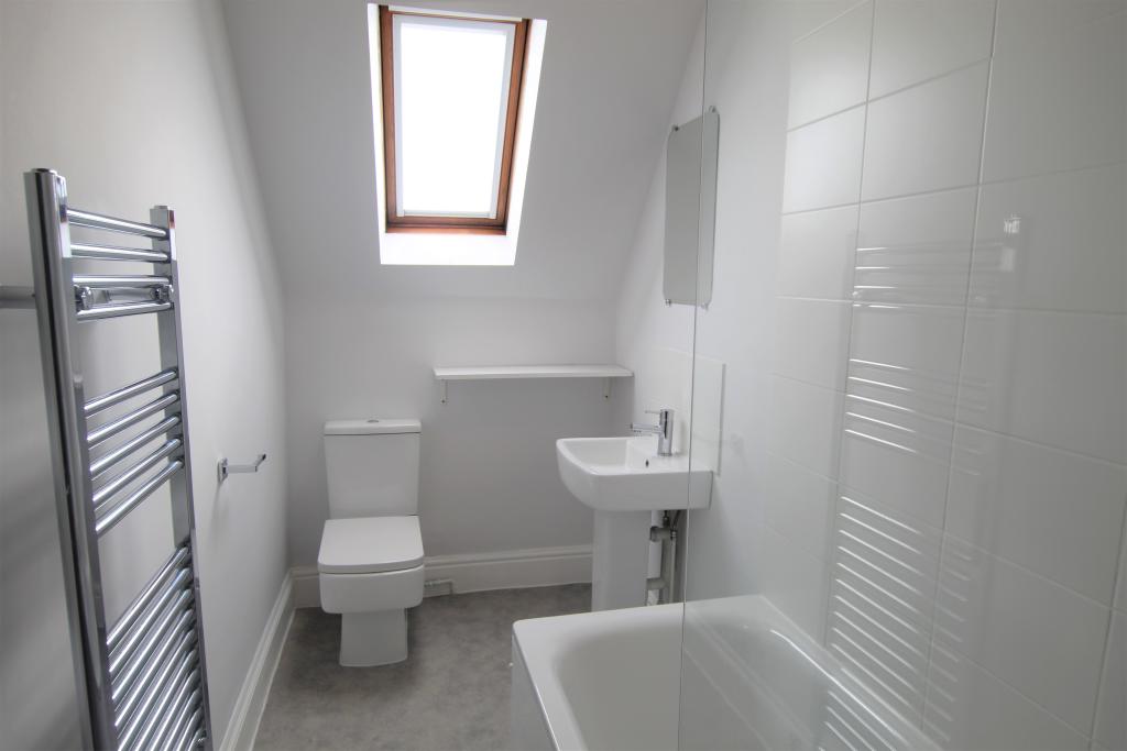 4.bathroom.jpg