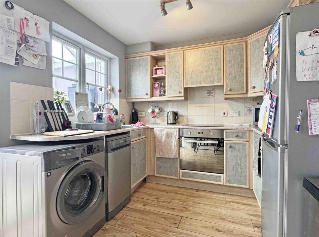 Kitchen b.jpg