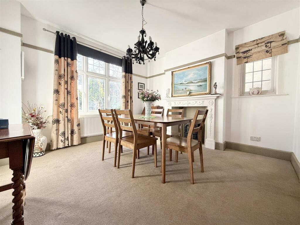 Dining Room/Snug Lounge