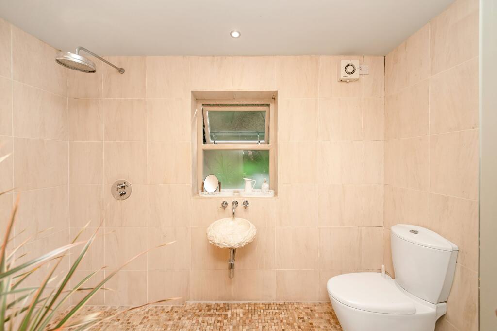 EN- SUITE TO BEDROOM ONE