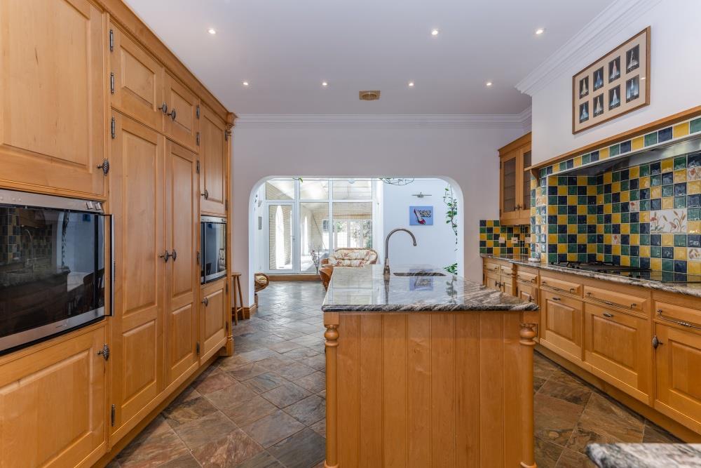 Kitchen 2.jpg