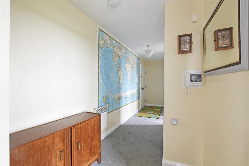 06-b680GCWT - 91 Donnington Court -Hall -Original 