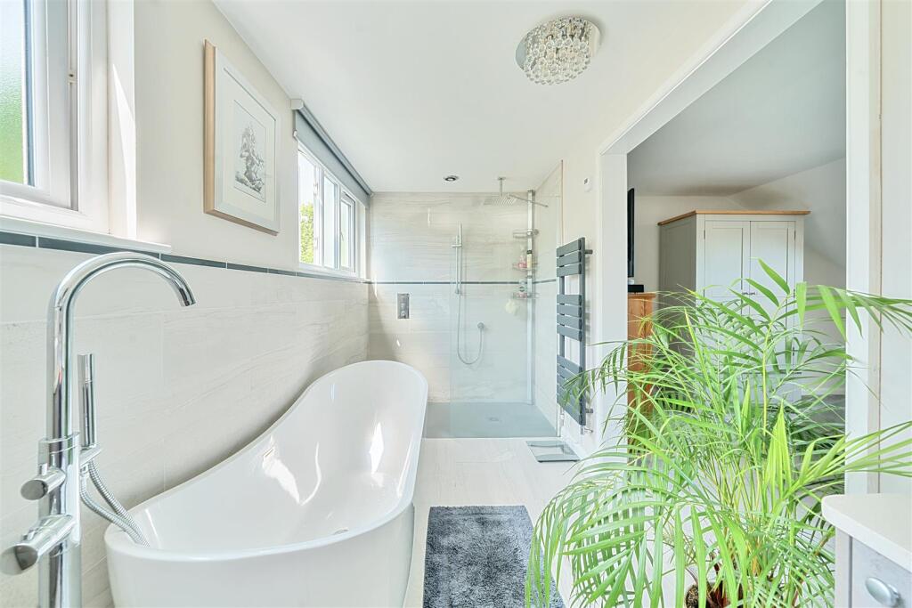 Spinney Bed1Ensuite.jpg