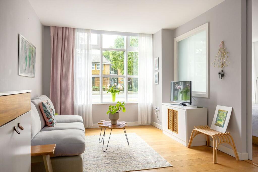 Globe House, St Margarets, with parking & aircon