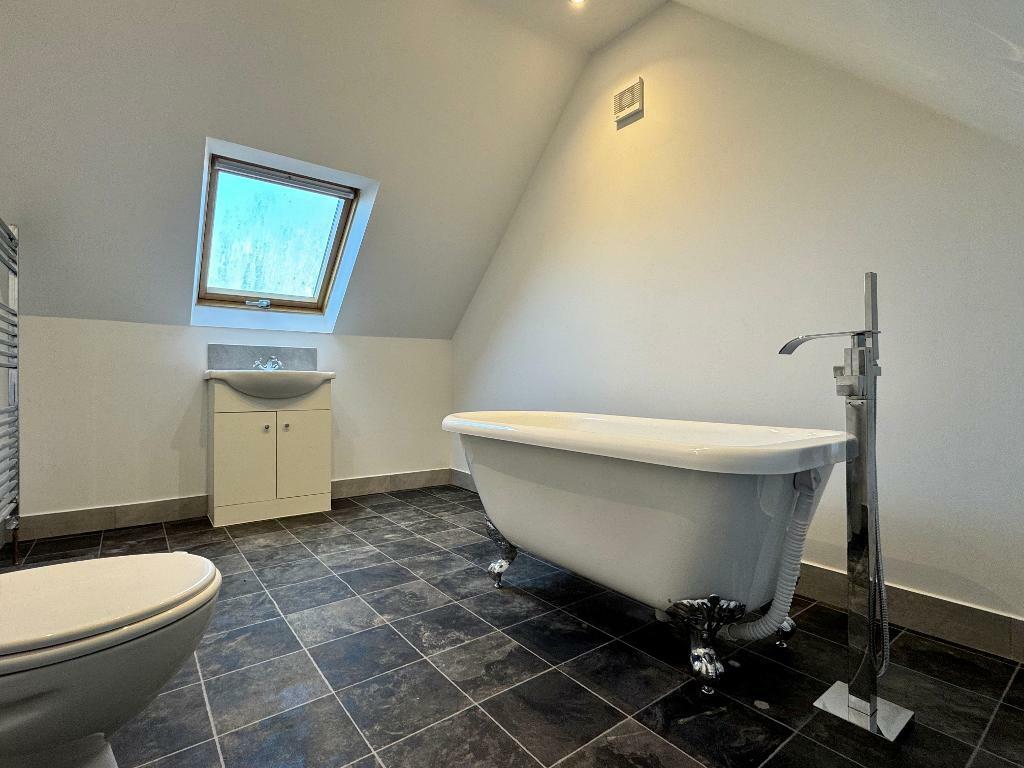 En suite bathroom (Main bedroom)