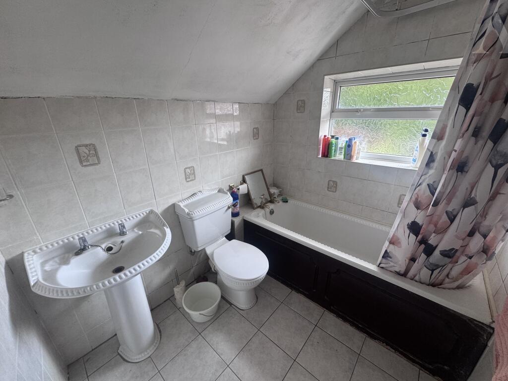 14 Quinton Close Bathroom