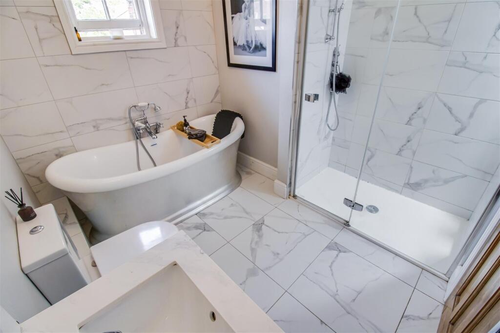 FAMILY BATHROOM/W.C.