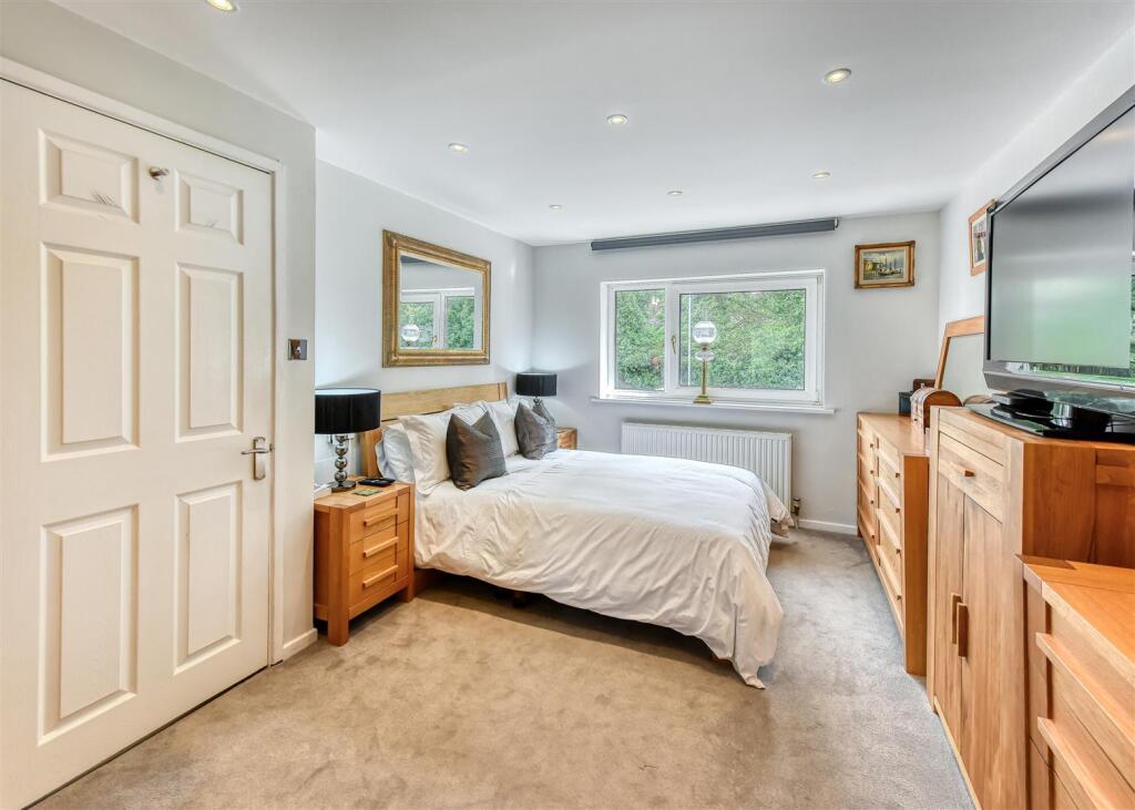 105 Suckling Green Lane-bed1a.jpg