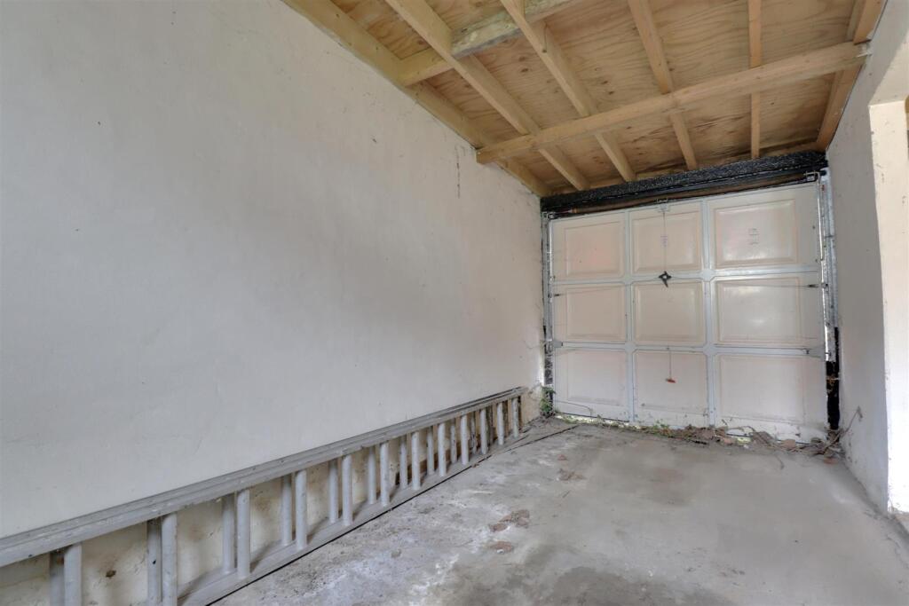 GARAGE 2.jpg