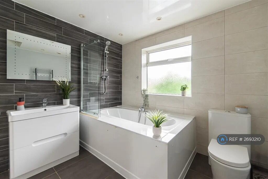 Family Bathroom 2