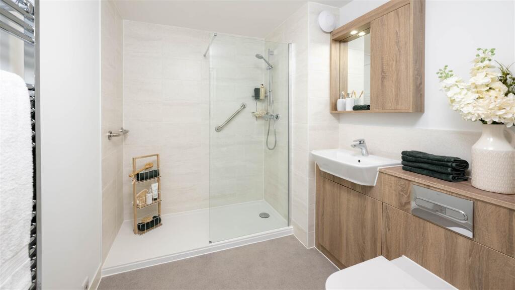 Manns Lodge Show Apartment Shower Room.jpg