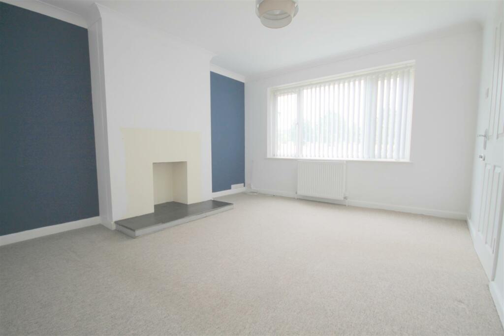 Lounge 1.JPG