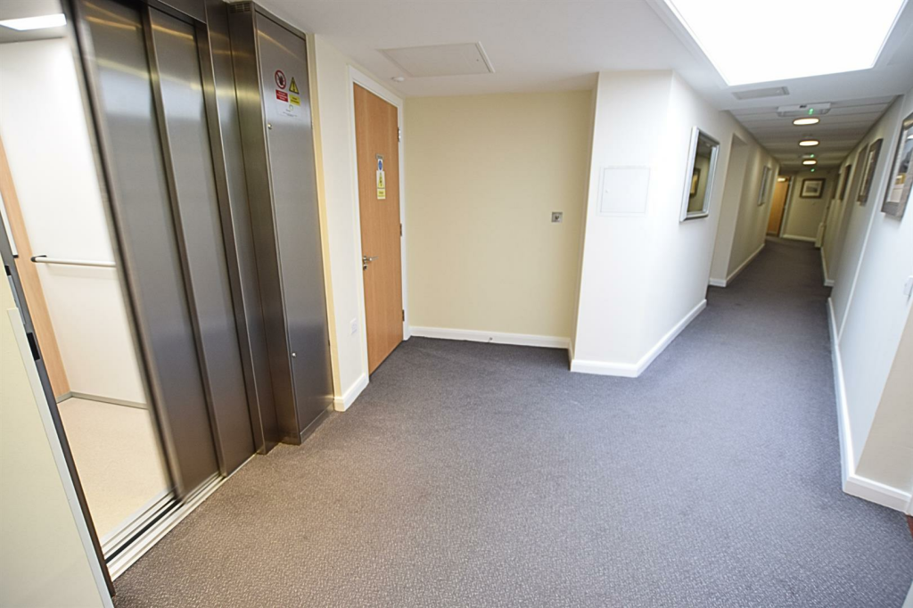 ACCESS TO THE APARTMENT