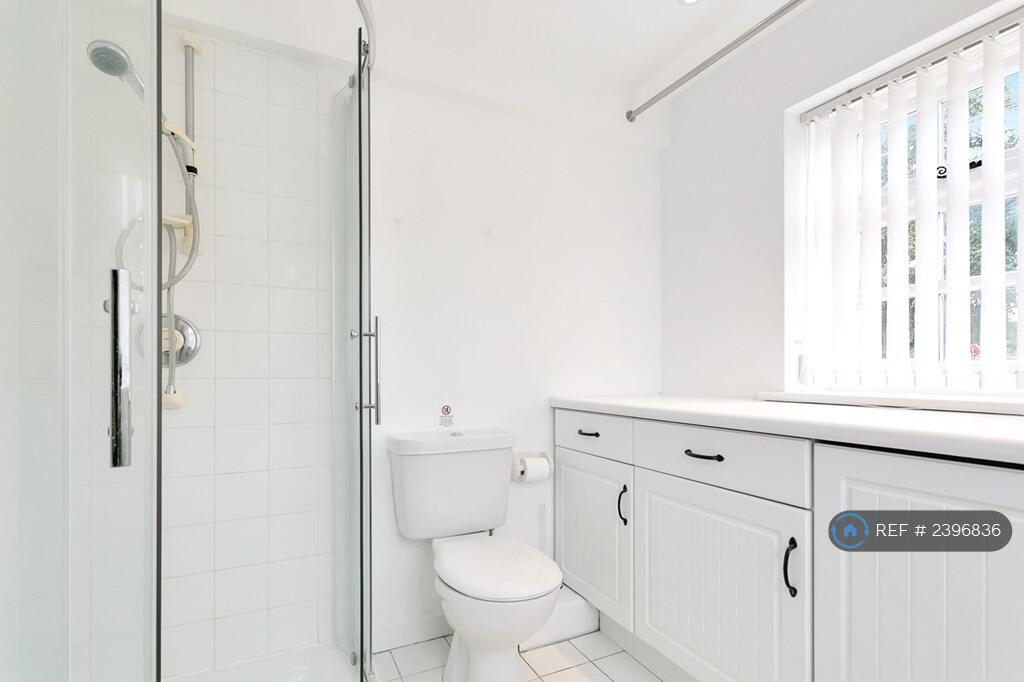 Storage, Towels Provided