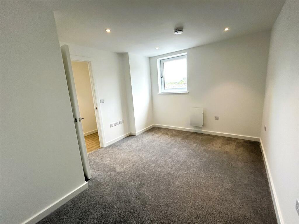 apt 44 bedroom.JPG