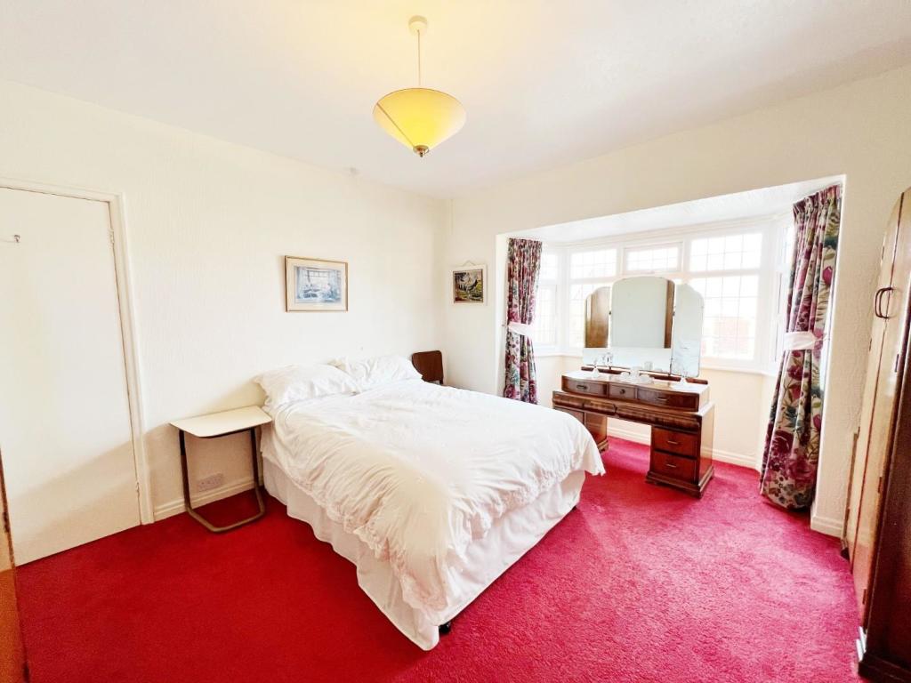 Bedroom 1 pic 2.jpg