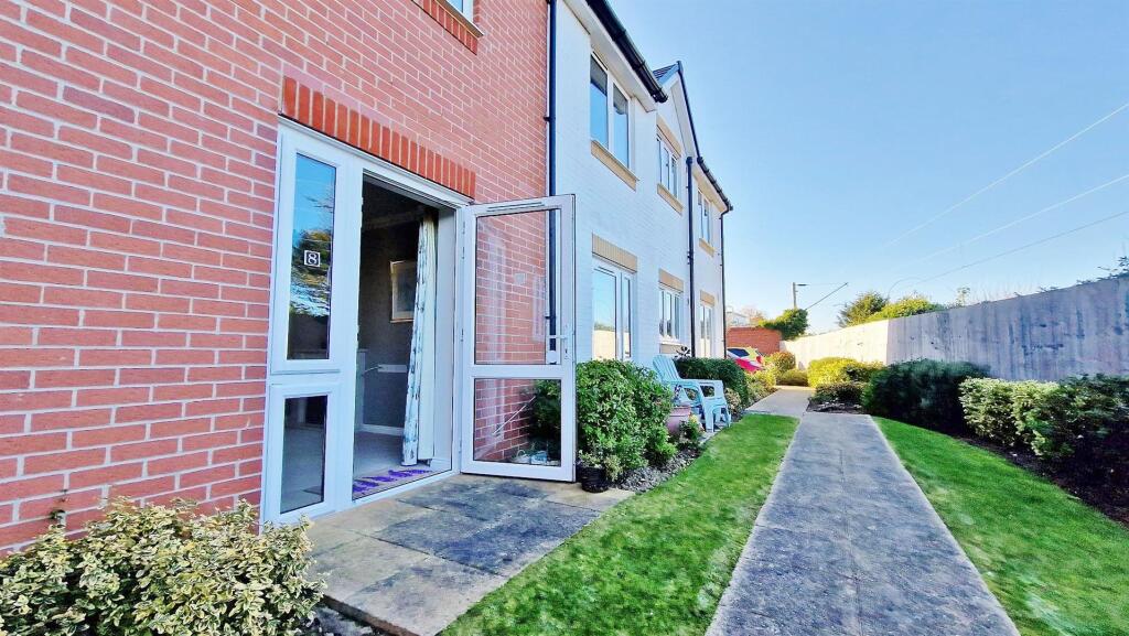 Communal Gardens &amp; Parking