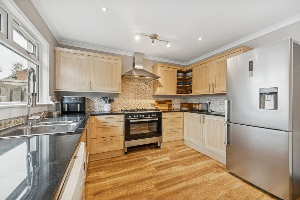 Kitchen / Dining Area