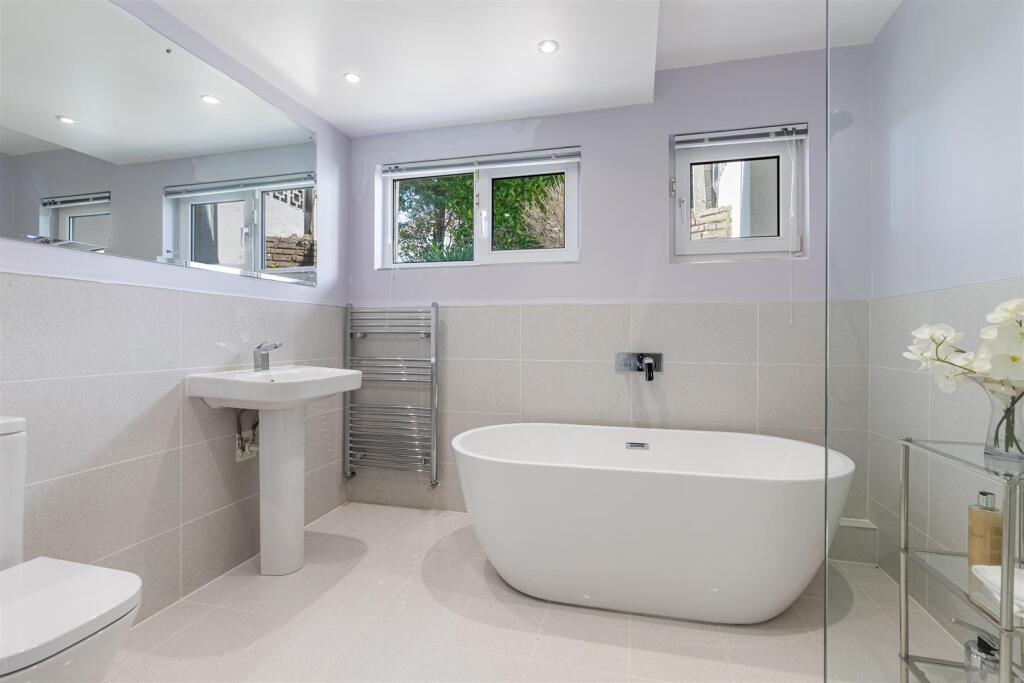 A28 - Rock Edge Rock End Avenue Torquay - 250304.j