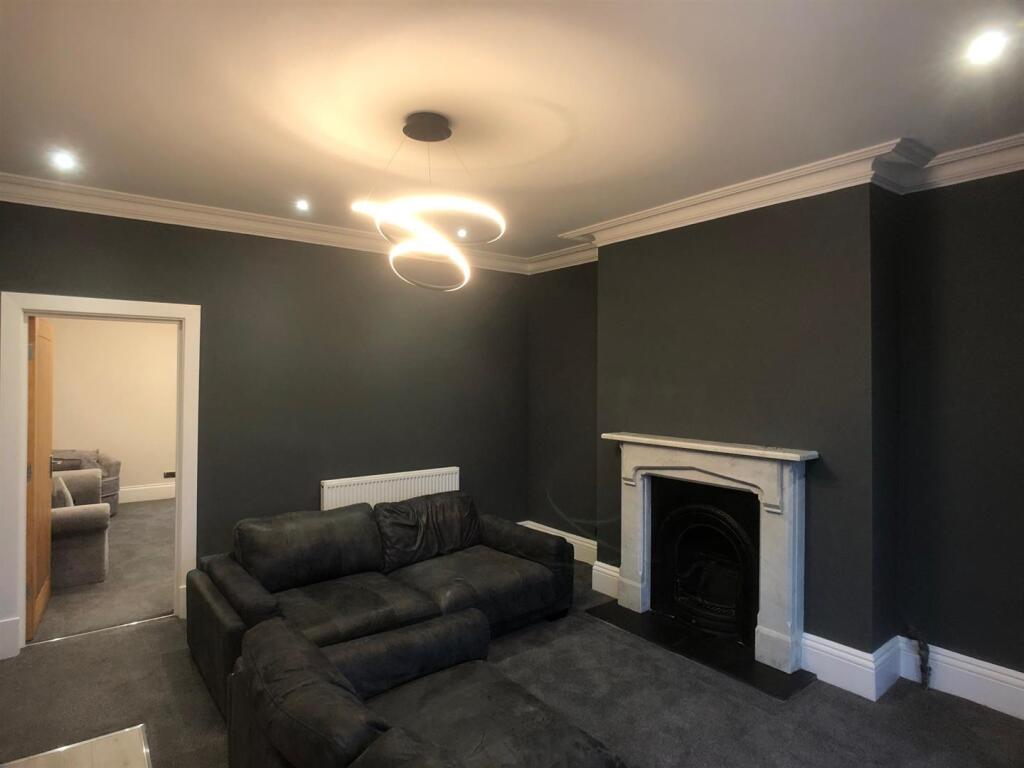 Lounge pic 3.jpg