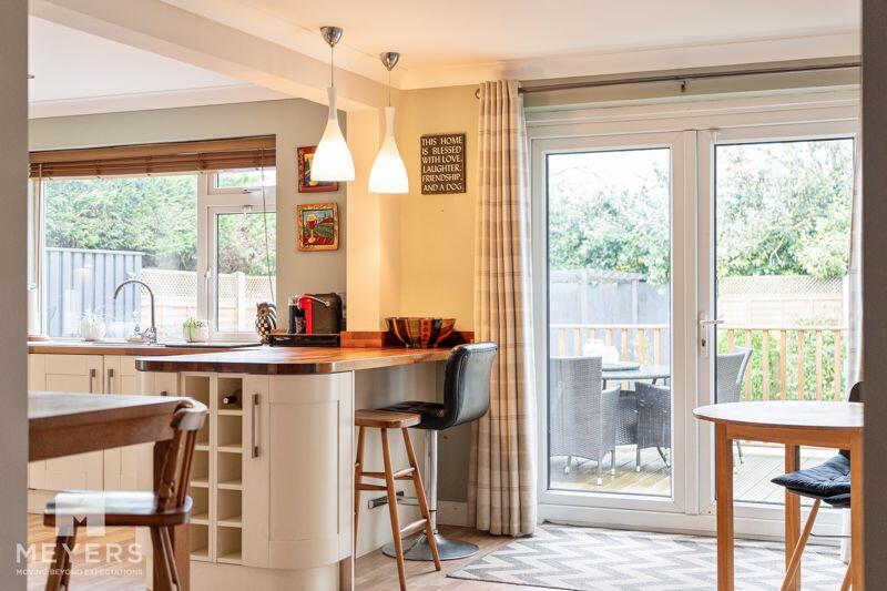 Kitchen/Breakfast Bar