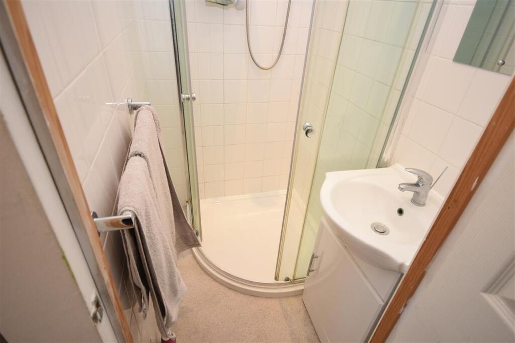EN-SUITE SHOWER