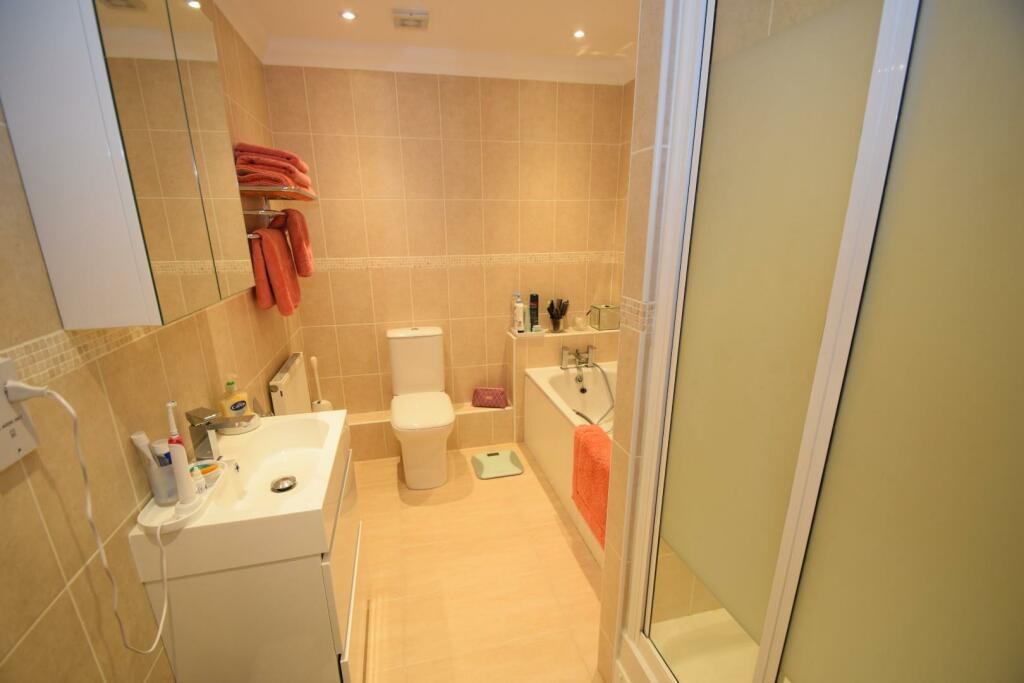 3 Arundel Place bath.JPG