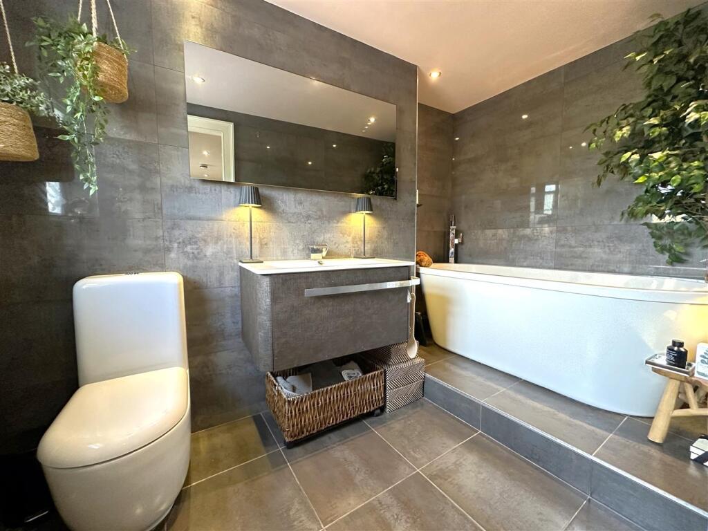 Luxurious En-Suite Bathroom 089