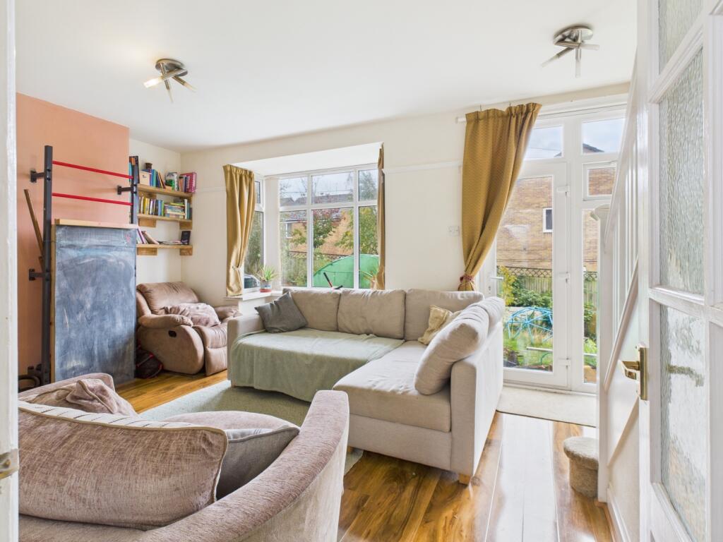 CAM04233G0-PR0035-STILL017