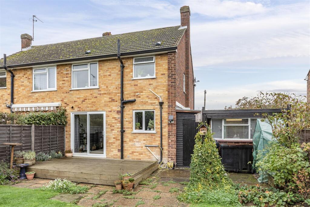 32 Godley Road, Byfleet, KT14 7EP - 16.jpg