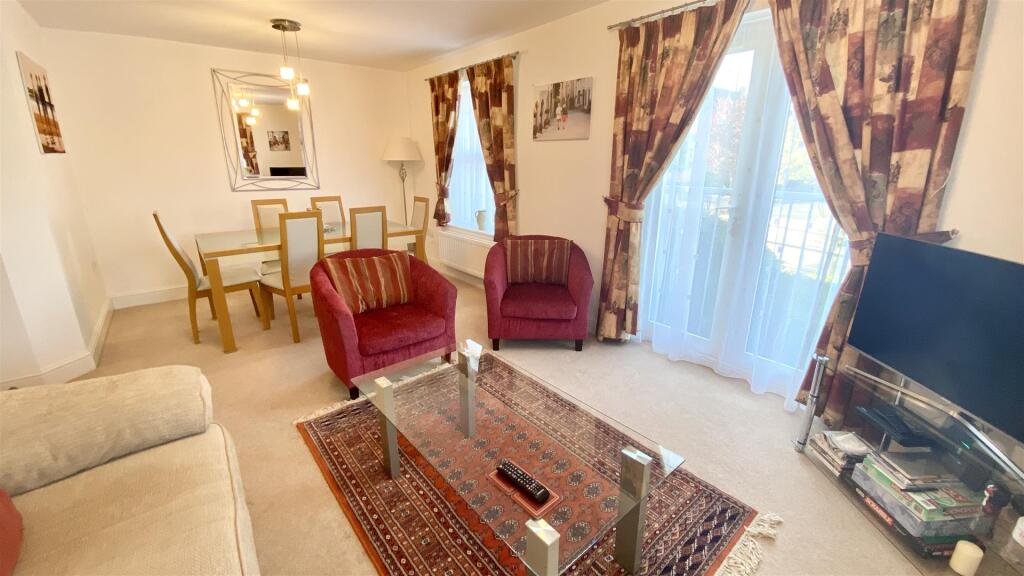 LOUNGE/DINING ROOM