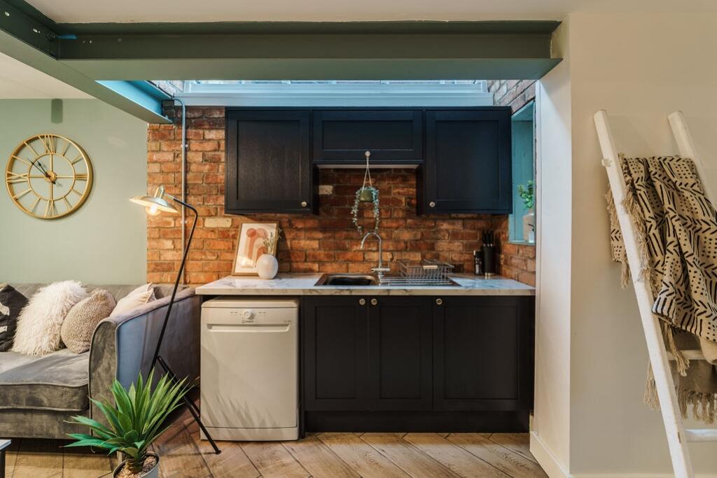 005-A7R02406-HDR