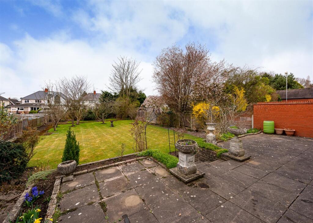38 Meadow Road-garden1.jpg