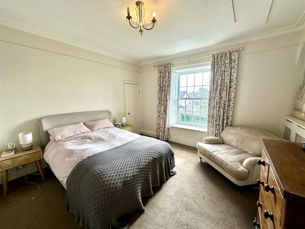 PRINCIPAL BEDROOM