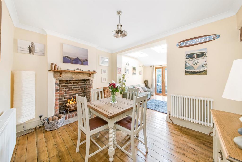 LIVING/DINING AREA