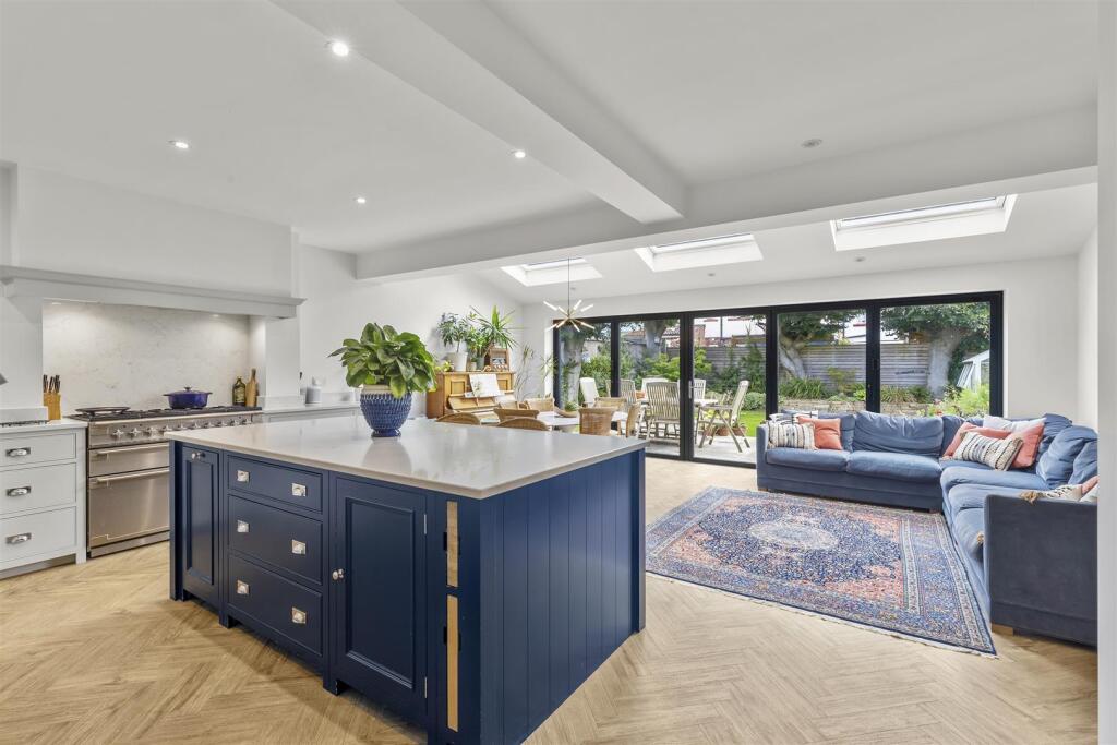 Luxurious Living &amp; Dining Kitchen